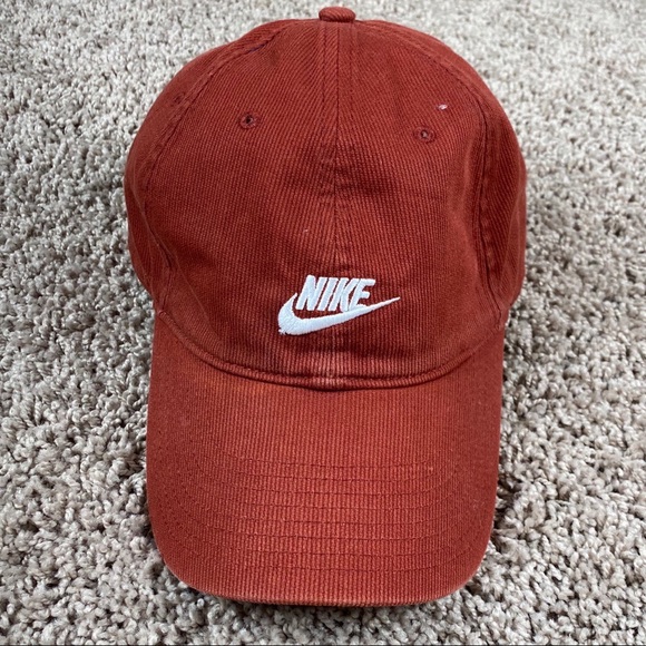 maroon nike hat